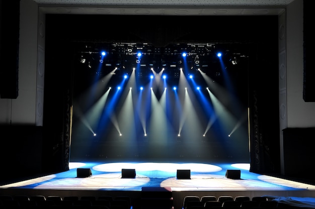 Palco livre com luzes, dispositivos de iluminação.