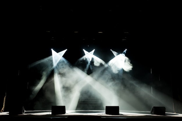 Foto palco livre com luzes, dispositivos de iluminação.