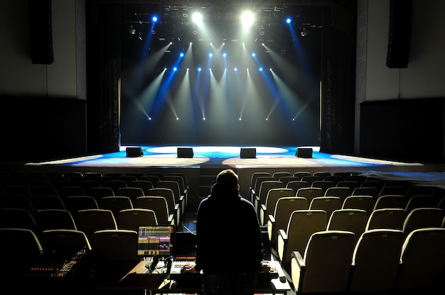 Palco livre com luzes. trabalho de um engenheiro de luz