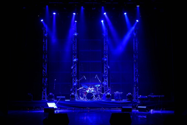 Palco vazio com holofotes