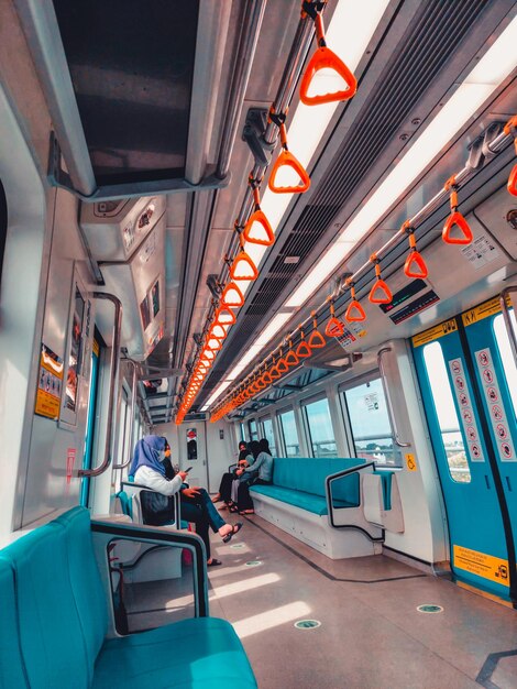 Palembang Indonesia 16 de junio de 2022 Pasajeros en un tren subterráneo MRT de tránsito rápido masivo en Palembang Indonesia