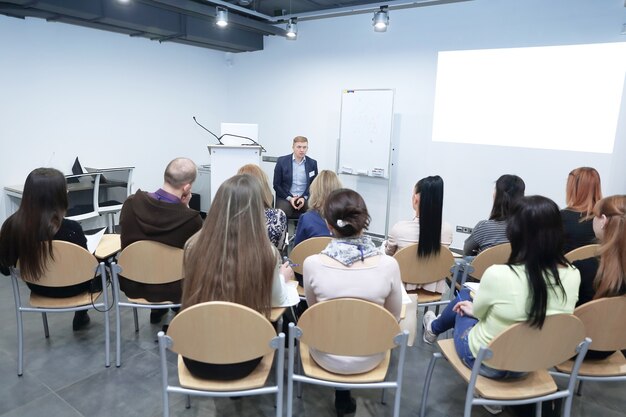 Palestrante dando uma palestra em reunião de negócios.