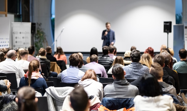 Palestrante dando uma palestra na sala de conferências em evento de negócios Público na sala de conferências