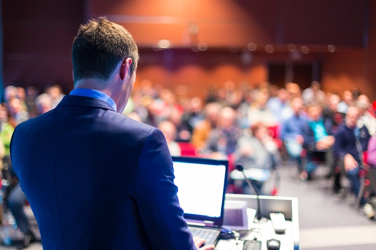 Foto palestrante em conferência e apresentação de negócios. público na sala de conferências.
