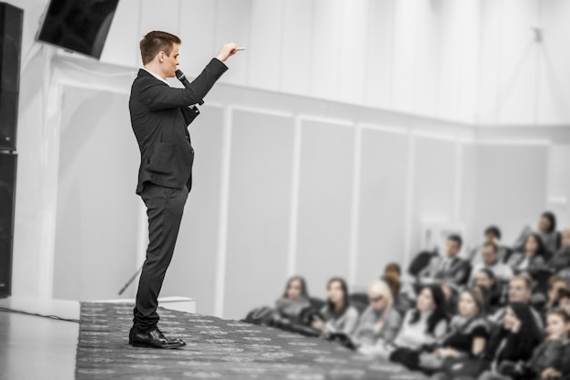 Palestrante em conferências de negócios. Treinamento e educação de negócios. A foto tem um espaço em branco para o texto.