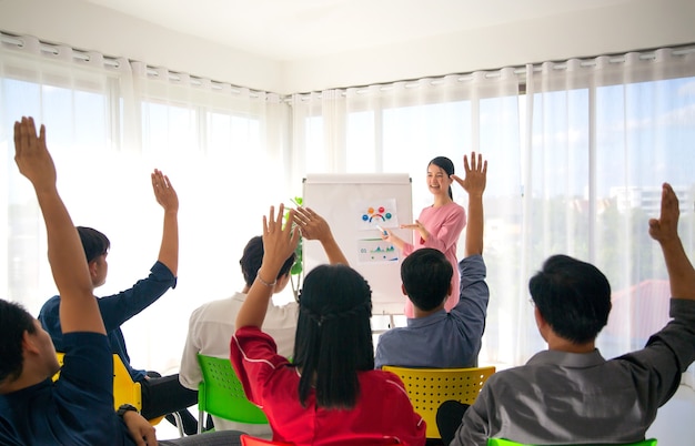 Palestrante executiva dando uma palestra para o público na conferência do encontro de negócios