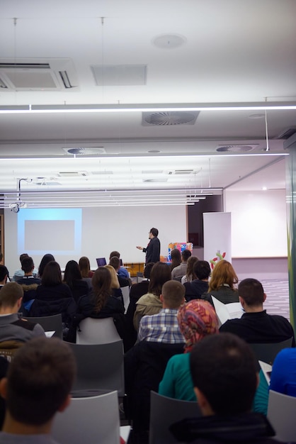 palestrante na apresentação da conferência de educação no interior moderno de inicialização