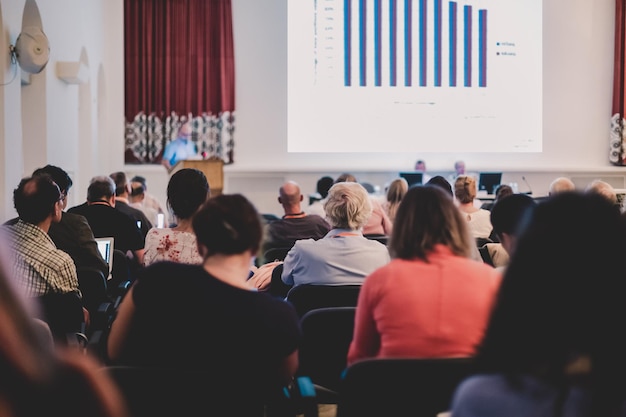 Palestrante na Conferência de Negócios e Apresentação Audiência na sala de conferências Negócios e Empreendedorismo