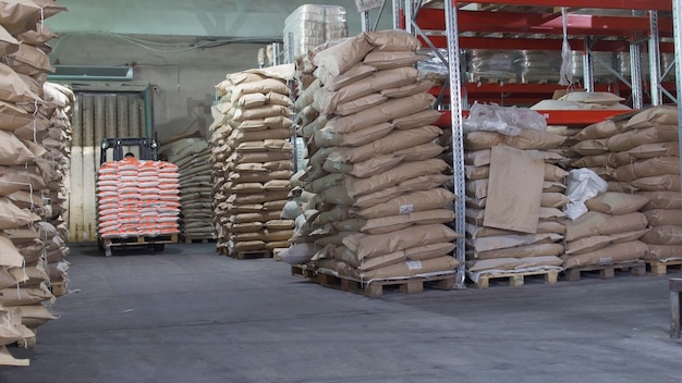 Palet de transporte de cargadores rojos con cajas en nave industrial