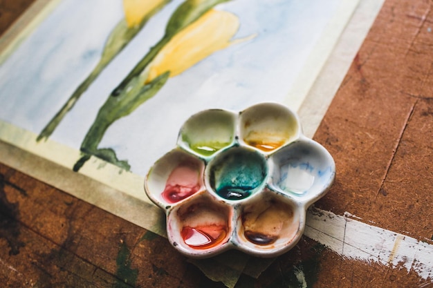 Paleta de acuarelas en forma de flor