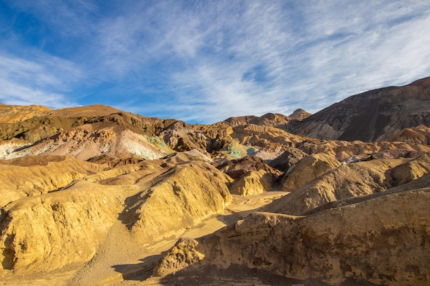 Paleta de artista en la mañana. Cielo azul y nubes. Parque Nacional del Valle de la Muerte. California, EE.UU