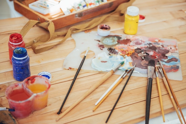 La paleta del artista. Pinturas al óleo de colores sobre una paleta sobre una mesa.