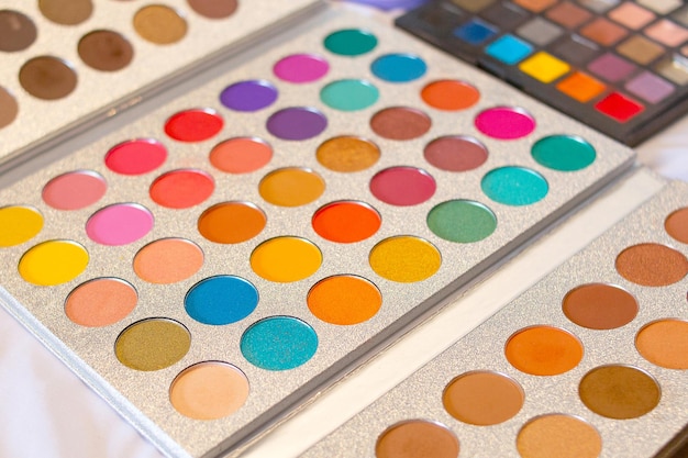 Paleta de maquiagem colorida com muitas cores em círculo. Usado em maquiagem profissional, conjunto de produtos de beleza.