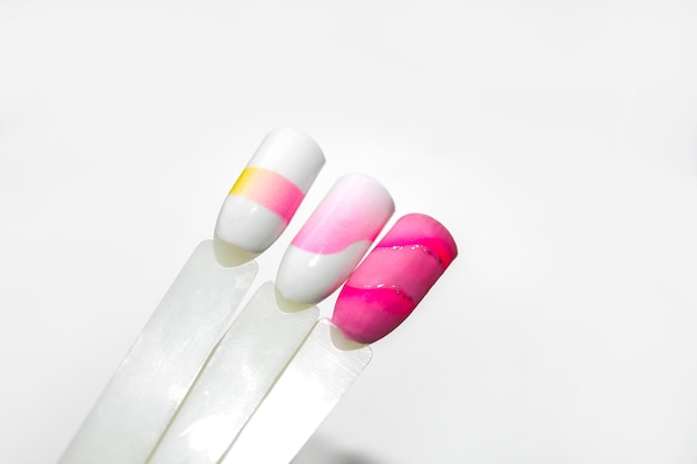 Paleta de diseños de uñas probadores de esmaltes multicolores en uñas planas.