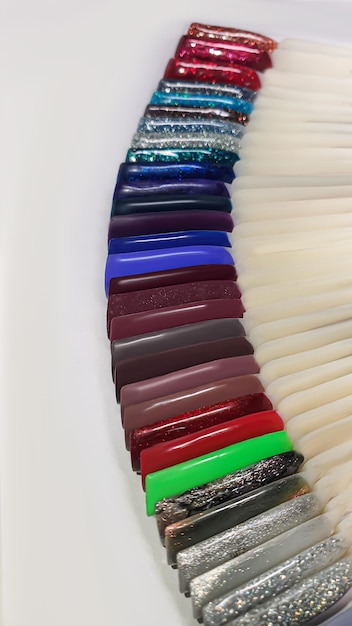 Foto paleta de esmaltes de uñas multicolores manicure y esmalte de gel elección de color espacio de copia