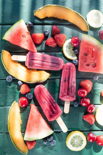 Foto paleta de frutos rojos en mesa de frutas variadas