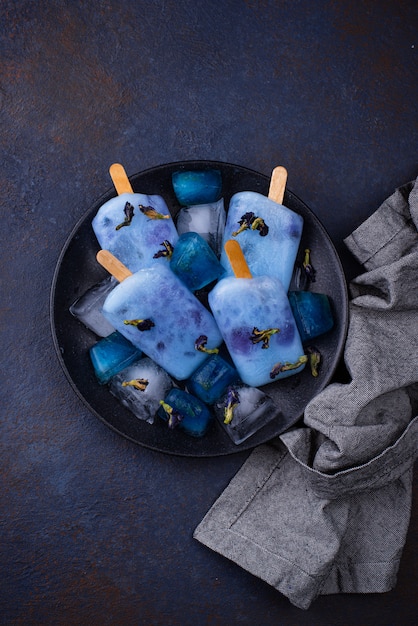 Paleta de helado azul de guisante de mariposa