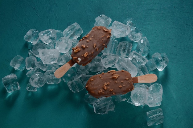 Paleta de helado de chocolate con almendras sobre fondo de cubitos de hielo