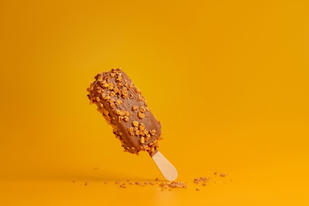 Paleta de helado de chocolate en amarillo