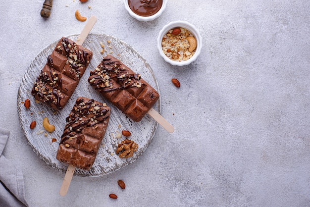 Paleta de helado de chocolate con nuez