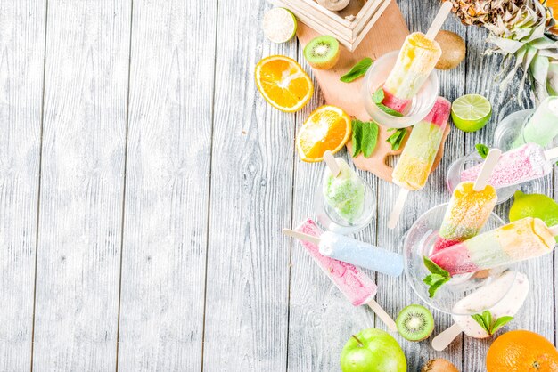 Paleta de helado de frutas coloridas