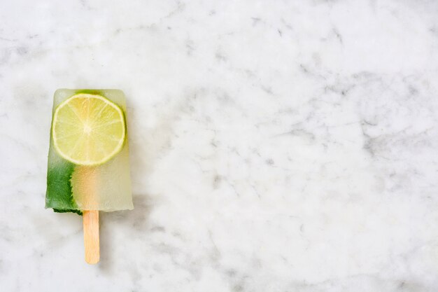 Paleta de lima sobre mármol blanco