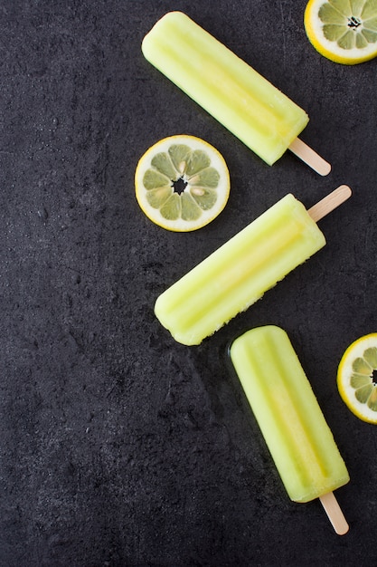 Foto paleta de limón y fruta de limón