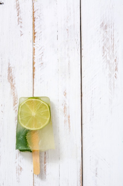 Paleta de limón en la vista superior de la mesa de madera blanca