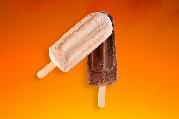 Foto paleta de maní y chocolate con fondo naranja degradado