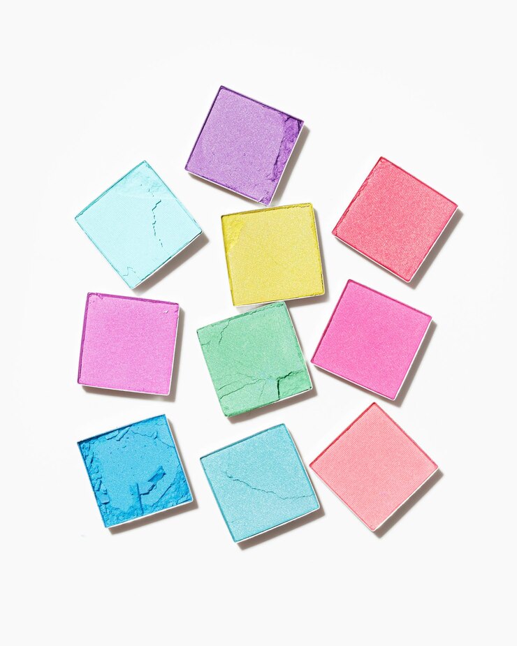 Foto paleta de maquillaje de sombra de ojos de colores vívidos rosa violeta azul amarillo colores en blanco mujer