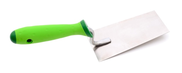 Paleta de metal con un plastik verde a mano sobre un fondo blanco.