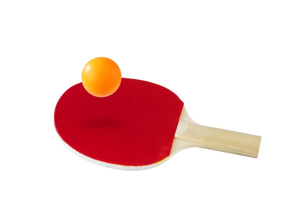 Foto paleta de ping pong roja y pelota en el aire aislado en blanco concepto de estilo de vida activo