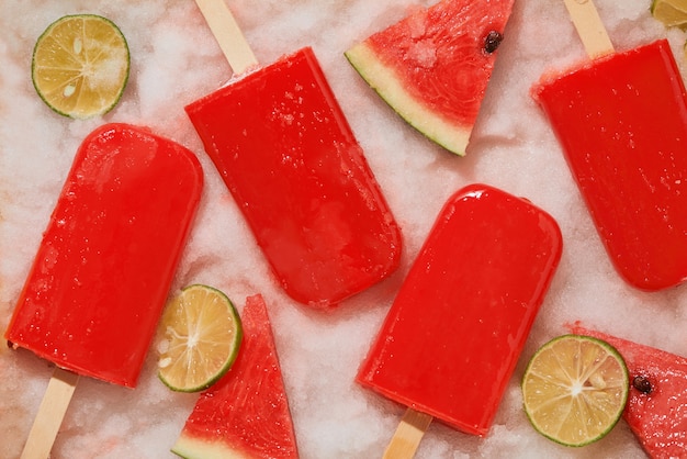 Paleta de sandía y rodajas de limón en bandeja de hielo