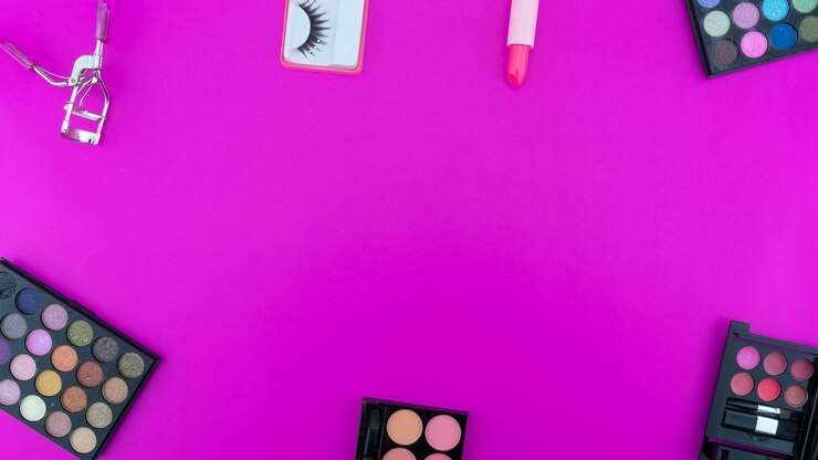 Foto paleta de sombras de ojos hermosa multicolor y varios accesorios cosméticos para maquillaje sobre fondo rosa productos de belleza maquillaje cosmético sombra de ojos de verano