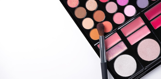 Paleta de sombras de ojos multicolor con vista superior de pincel Fondo de belleza abstracto con sombras de ojos y colorete