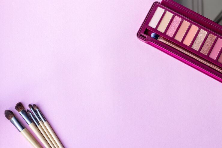 Foto paleta de sombras de ojos y set de pinceles de maquillaje