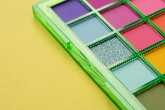 Paleta de sombras de ojos de verano brillante con verdes y rojos