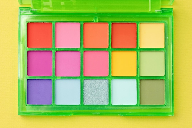 Paleta de sombras de ojos de verano brillante con verdes y rojos