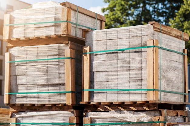 Paletas de adoquines para la construcción de carreteras. Losas de pavimentación apiladas para colocar adoquines