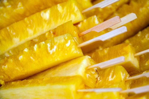 las paletas amarillas de piña son coloridas. Concepto verano caliente clima comer melón