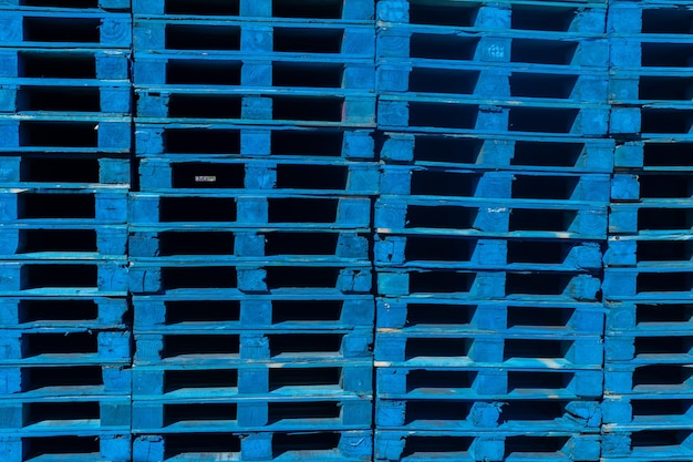 Paletas azules apiladas en una pila