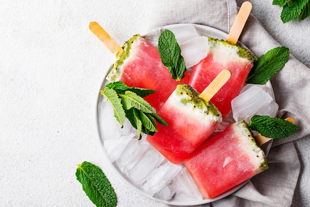 Paletas caseras en forma de sandia.