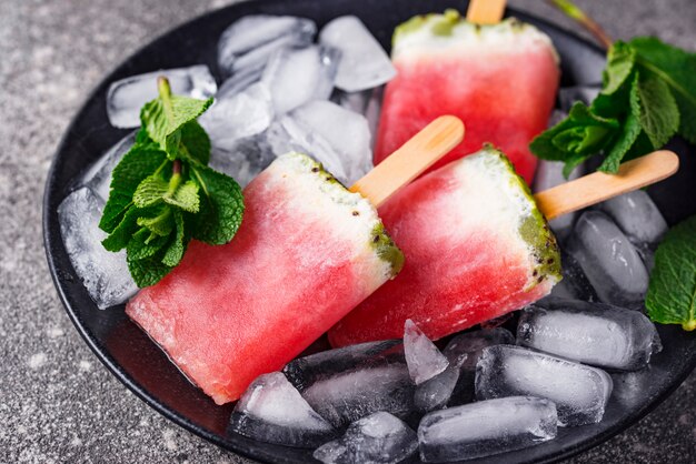 Paletas caseras en forma de sandía