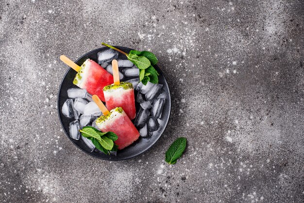 Paletas caseras en forma de sandía