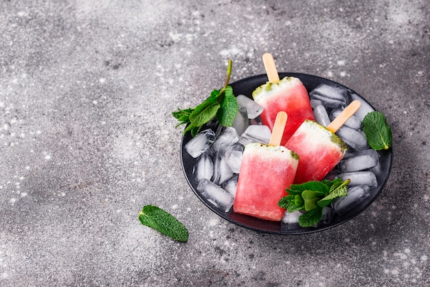 Paletas caseras en forma de sandía