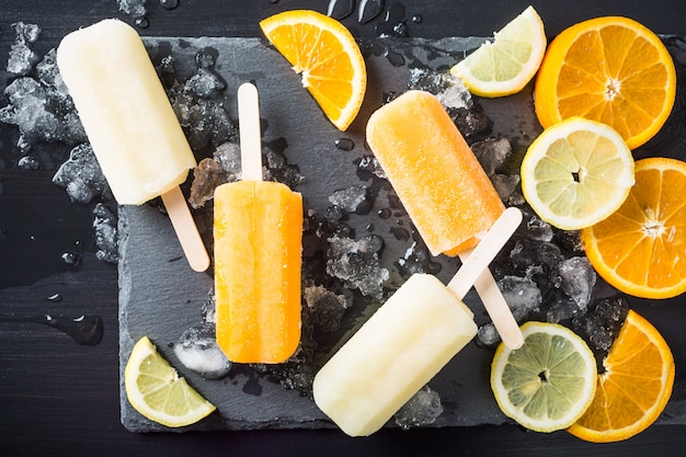 Paletas caseras de naranja y limón