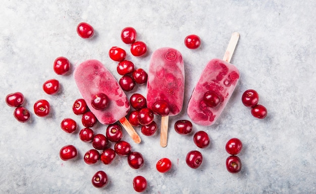 Paletas de cereza veganas caseras con leche de coco.