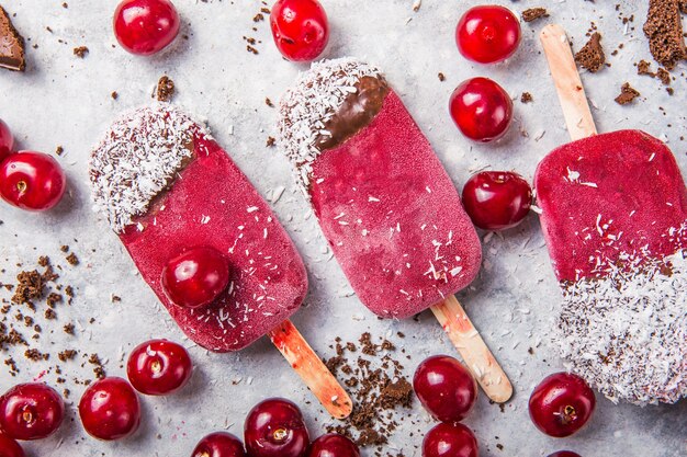 Paletas de cereza veganas caseras con leche de coco.