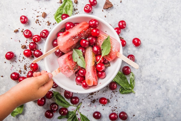 Paletas de cereza veganas caseras