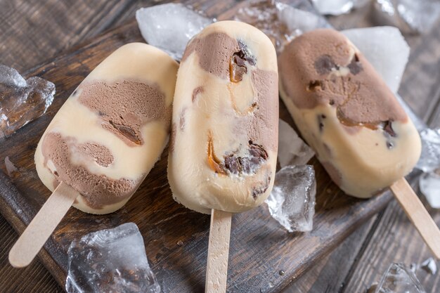 Paletas de chocolate de caramelo casero con caramelo